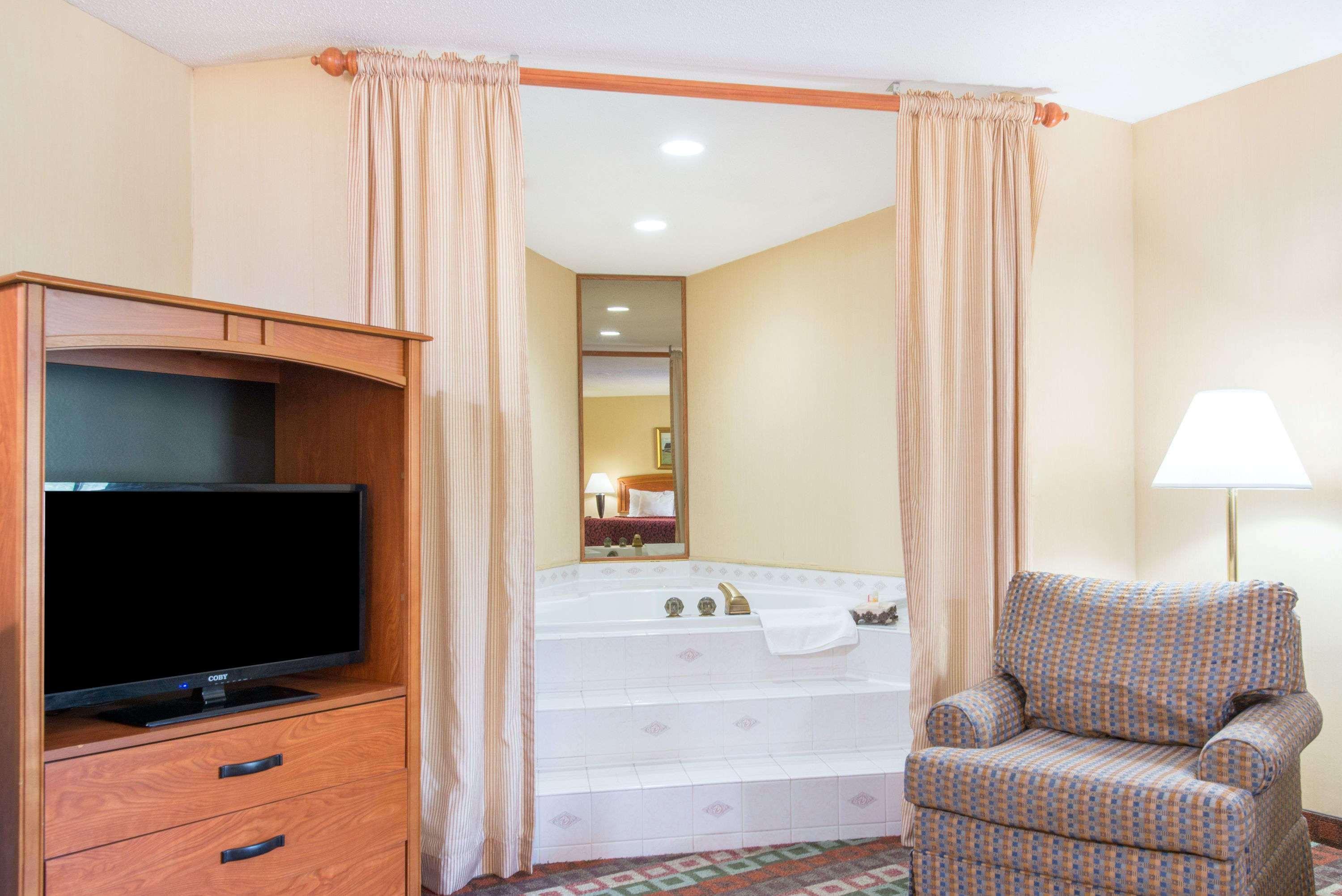 Spark By Hilton Mystic Groton Esterno foto